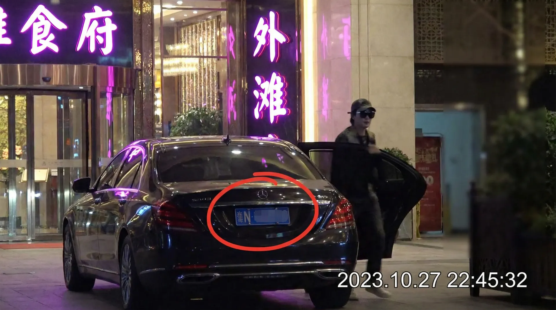 Bsport体育官网 - 豪车餐厅外偷拍